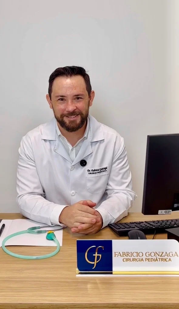 Dr. Fabrício Gonzaga no consultório